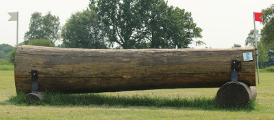 eventingequipment dikke boomstam donker