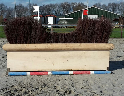 eventingequipment bezembak met smalle doorgang