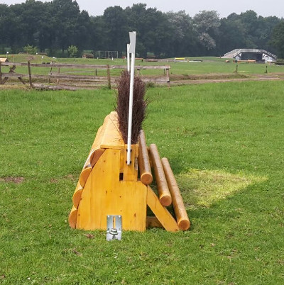 eventingequipment haagje met open balken