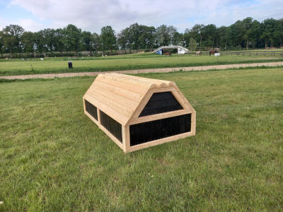 eventingequipment huisje breed blank hout