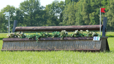 eventingequipment in hoogte verstelbare boomstam